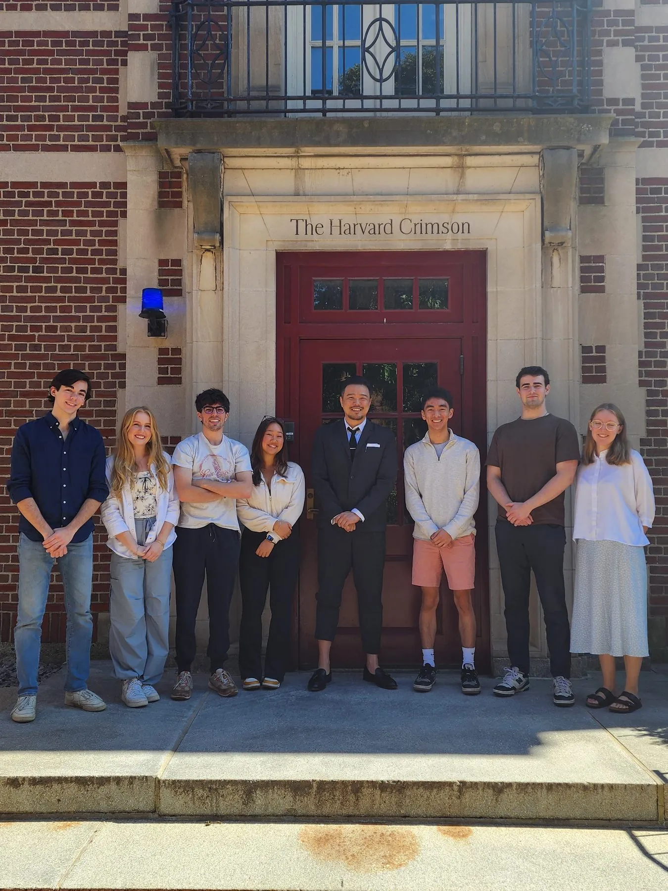 The Harvard Crimson 사옥 정문 계단