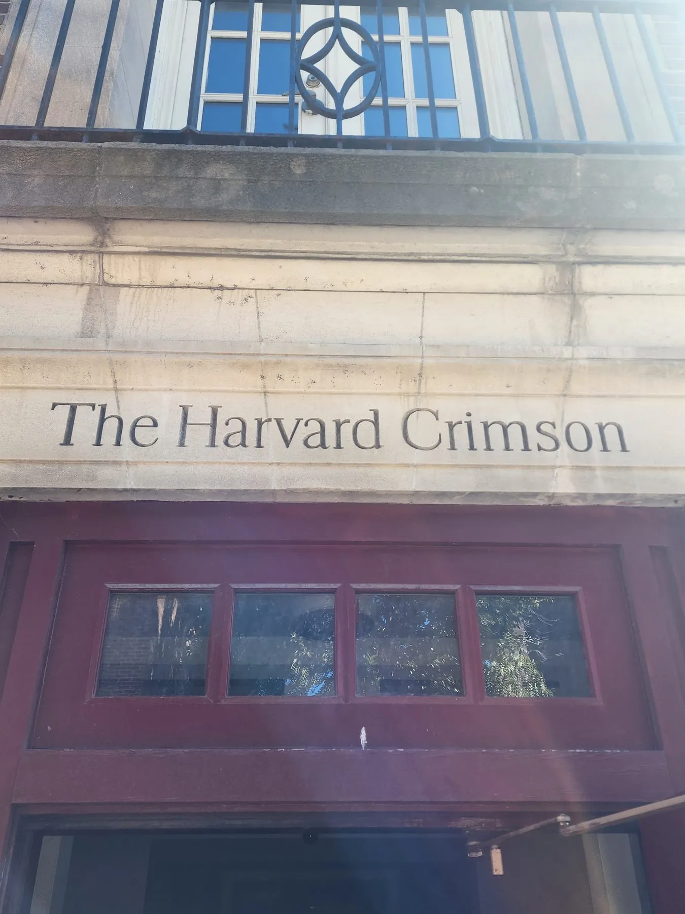 The Harvard Crimson 사옥 현판
