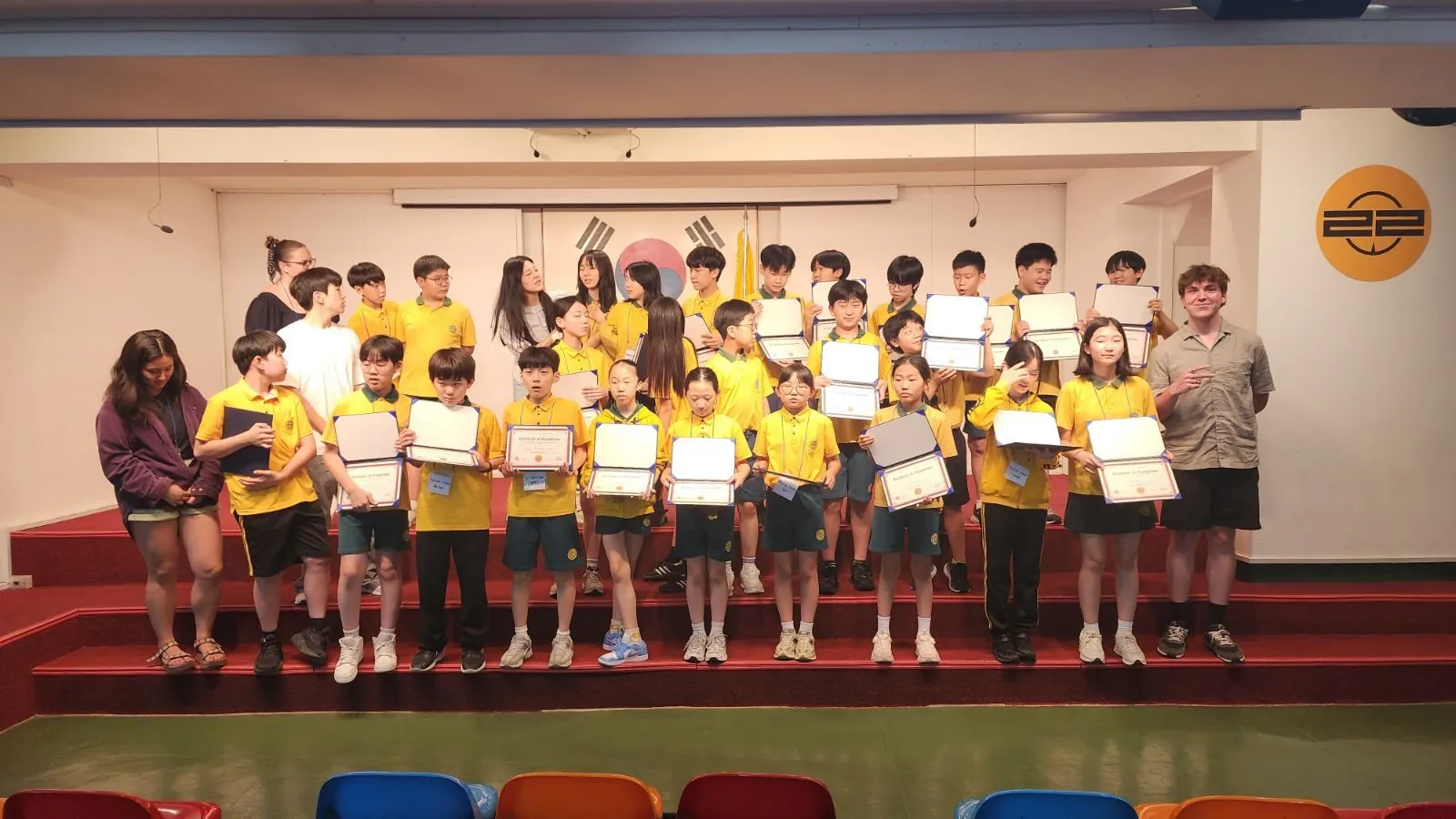 리라초등학교 수료식 단상의 학생들과 에디터