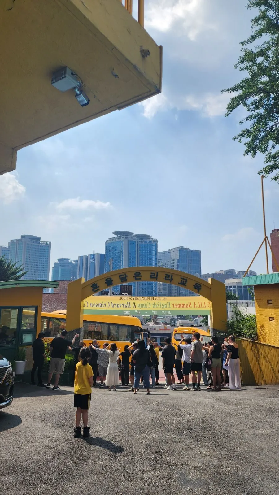 리라초등학교 운동장에 모인 학생들, 세로