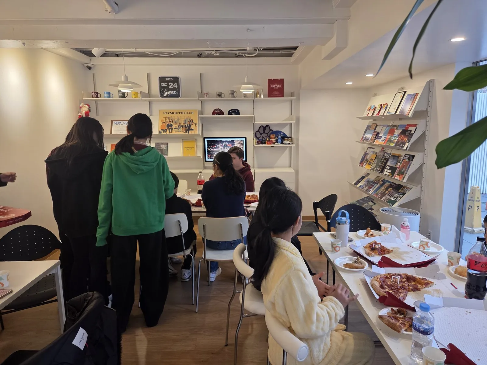 에디터가 테이블을 도는 장면